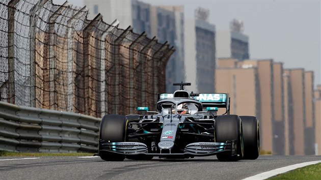 Lewis Hamilton bhem kvalifikace na Velkou cenu ny formule 1.