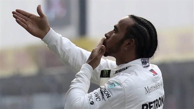 Lewis Hamilton po triumfu ve Velk cen ny formule 1.