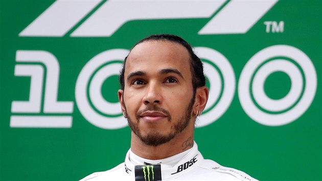 Lewis Hamilton po triumfu ve Velk cen ny formule 1.