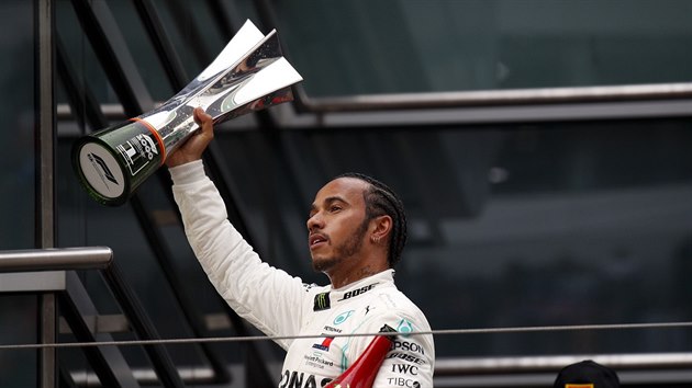 Lewis Hamilton po triumfu ve Velk cen ny formule 1.