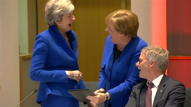 Kanclka Merkelov pobavila Mayovou i Tuska