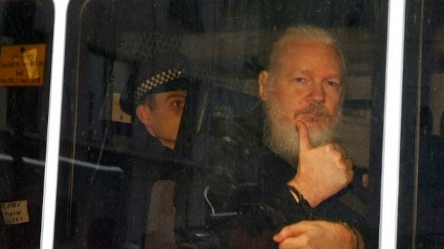 Zakladatel serveru WikiLeaks Julian Assange piel o azyl na ekvdorskm velvyslanectv v Londn. (11. dubna 2019)