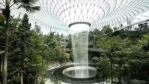 V Singapuru na letišti přivítá cestující obří vodopád.