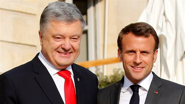Francouzsk prezident Emmanuel Macron pijal v Elysejskm palci v Pai svj ukrajinsk protjek Petra Poroenka. (12. dubna 2019)