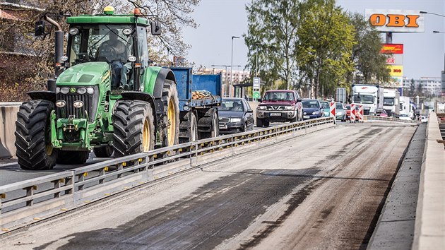 Kolony aut na okruhu v Hradci Králové kvůli opravám silnice u OBI (10.4.2019).