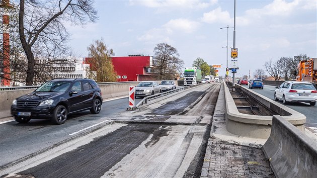 Kolony aut na okruhu v Hradci Králové kvůli opravám silnice u OBI (10.4.2019).