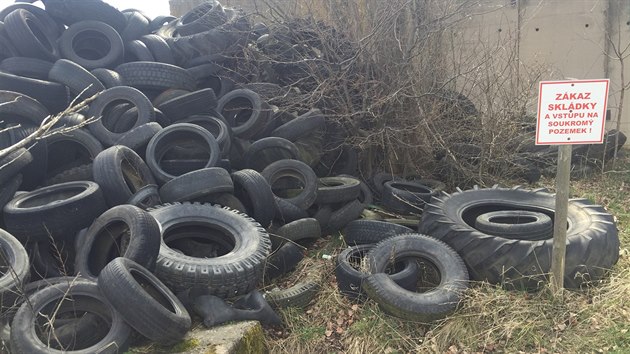 Nelegln skldka pneumatik u obce Veli na Jinsku nekontrolovan roste. (19. bezna 2019)
