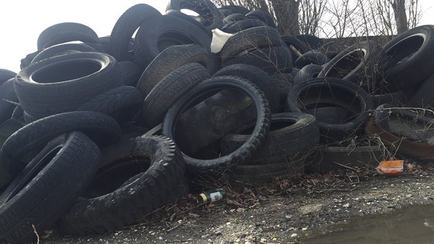 Nelegln skldka pneumatik u obce Veli na Jinsku nekontrolovan roste. (19. bezna 2019)
