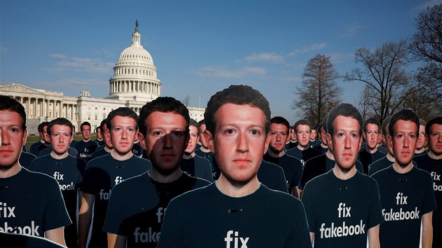 Lepenkov fotky s fem Facebooku Markem Zuckerbergem ped Kapitolem ve Washingtonu v rmci protestn akce vyvjejc tlak na firmu, aby omezovala en dezinformac na sv platform (10. dubna 2018)