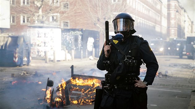 Dnsk policista v Kodani pi zsahu bhem muslimskch nepokoj vyvolanch pokusem krajn pravicovho politika zaplit korn (14. 4. 2019)