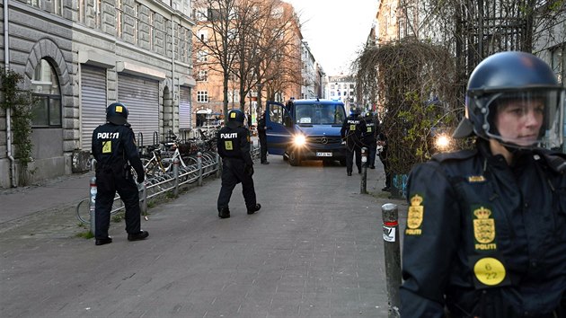 Dnt policist v Kodani pi zsahu bhem muslimskch nepokoj vyvolanch pokusem krajn pravicovho politika zaplit korn (14. 4. 2019)
