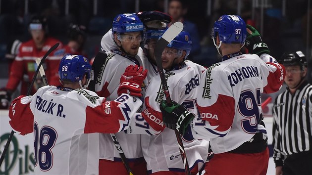 Čeští hokejisté se radují z gólu.