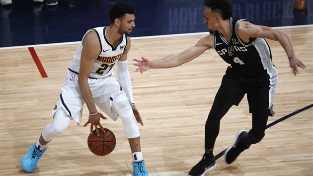 Jamal Murray (vlevo) z Denveru se sna vyzrt na Derricka Whitea ze San Antonia.