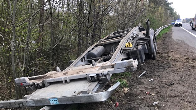 Kamion s kovorotem se pevrtil na dlnici D10. (12. 4. 2019)