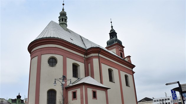 Pohled na kostel Stt svatho Jana Ktitele v Hranicch na Perovsku. Kvli havarijnmu stavu piky jedn z v a hrozb pdu musela bt uzavena st Masarykova nmst.