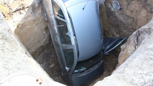 �idi�ka na Prost�jovsku p�ehl�dla �ty�metrov� neozna�en� v�kop sjela do n�j s autem.