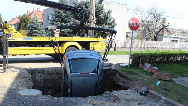 idika na Prostjovsku pehldla tymetrov neoznaen vkop sjela do nj s autem.