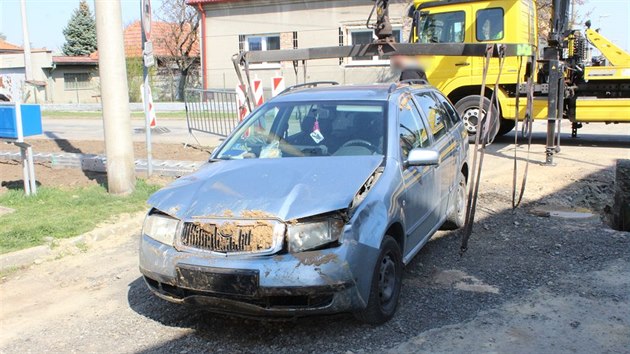 idika na Prostjovsku pehldla tymetrov neoznaen vkop sjela do nj s autem.