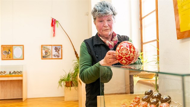 Dvaasedmdesátiletá Marie Záhorová ze Senice na Hané ukazuje velikonoční kraslici z pštrosího vejce zdobenou tradiční náročnou technikou s použitím kousků slámy. K vidění je v litovelském muzeu v rámci výstavy Jarní krása.