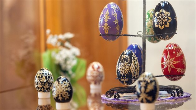 Část velikonočních kraslic zdobených náročnou hanáckou tradiční technikou s použitím kousků slámy, které jsou nyní k vidění v litovelském muzeu v rámci výstavy Jarní krása.