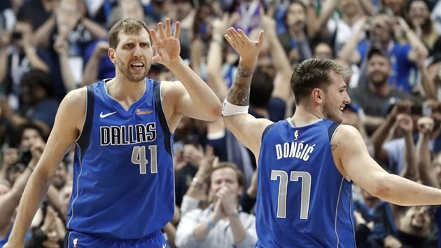 Dirk Nowitzki (41) a Luka Doni slav trojku Dallasu proti Phoenixu.