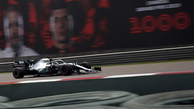 Lewis Hamilton z Mercedesu pi trninku v n