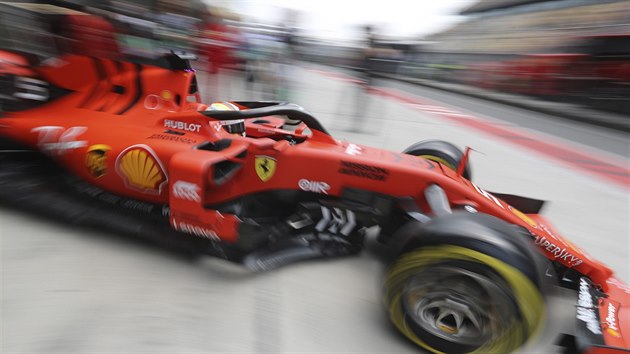 Sebastian Vettel ze stje Ferrari m do trninku na Velkou cenu ny.