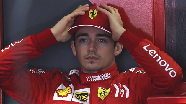 Charles Leclerc ze stje Ferrari se sousted na trnink.