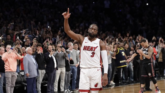 Dwyane Wade (3) z Miami odehrl svj posledn zpas NBA v Brooklynu.