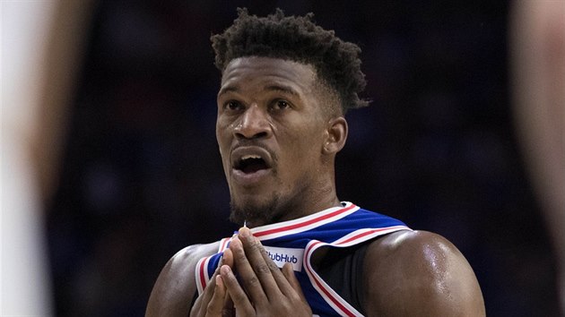 Jimmy Butler z Philadelphie se sousted na trestn hod.