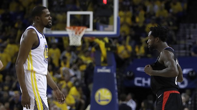 Kevin Durant (vlevo) z Golden State a Patrick Beverley z LA Clippers se hecuj.