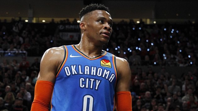 Russell Westbrook z Oklahoma City se obrac na divky v Portlandu.