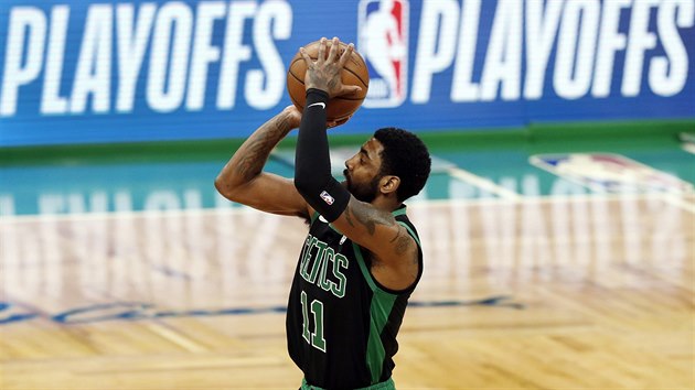 Kyrie Irving z Bostonu stl na ko Indiany.