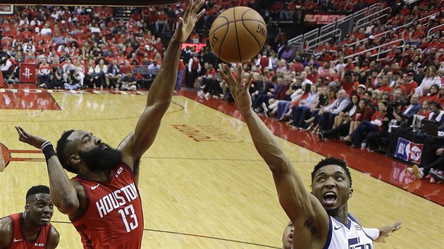 James Harden (13) z Houstonu blokuje Donovana Mitchella (45) z Utahu.