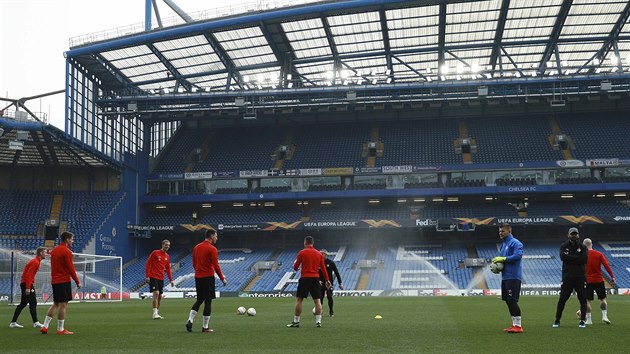 Fotbalist Slavie pi trninku na Stamford Bridge