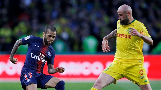 Dani Alves (vlevo) z Paris St Germain a Nicolas Pallois z Nantes