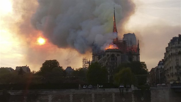 Požár pařížské katedrály Notre-Dame (16. dubna 2019).