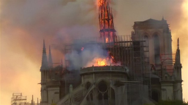Z pask katedrly Notre-Dame se val plameny (16. dubna 2019).