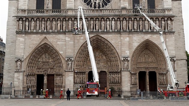 Pa힚t hasii bhem zsahu u poru katedrly Notre-Dame (16. dubna 2019).