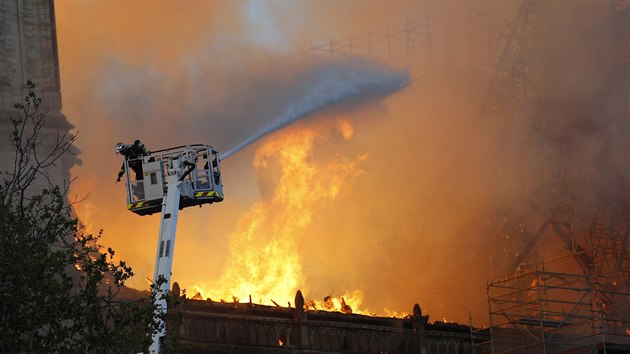 Z pařížské katedrály Notre-Dame se valí plameny. (15. dubna 2019)