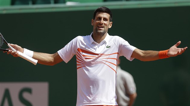 Srbsk tenista Novak Djokovi reaguje ve tvrtfinle na turnaji v Monte Carlu.