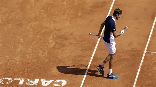 Rusk tenista Daniil Medvedv se raduje ve tvrtfinle turnaje v Monte Carlu.