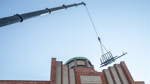 D�ln�ci usazuj� z�bradl� na terasu Muzea v�chodn�ch �ech v Hradci Kr�lov� (16. 4. 2019).