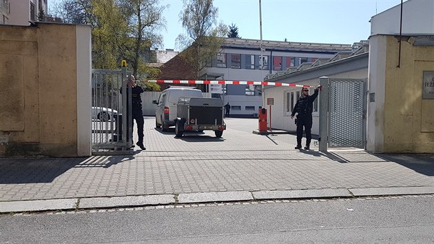 Do kontejneru u inovnho domu v Plzni nkdo vhodil  pln funkn grant. Zlikvidovat ho musel pyrotechnik. (16. 4. 2019)
