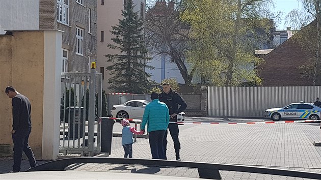 Policist uzaveli prostranstv v plzesk tvrti Jin pedmst, kde byl v kontejneru nalezen grant. (16. 4. 2019)