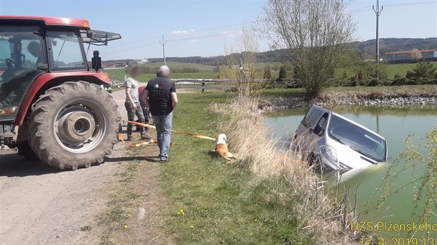 Nezabrzdn dodvka skonila v rybnku v obci tnovick Borek. (17. dubna 2019)