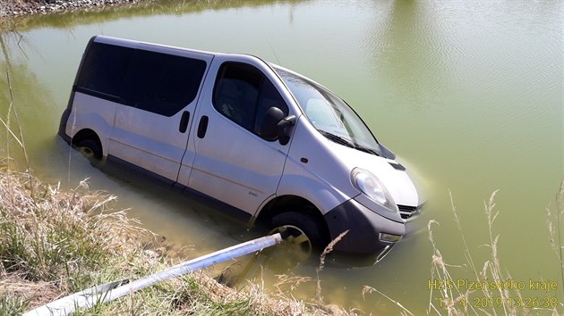 Nezabrzdn dodvka skonila v rybnku v obci tnovick Borek. (17. dubna 2019)