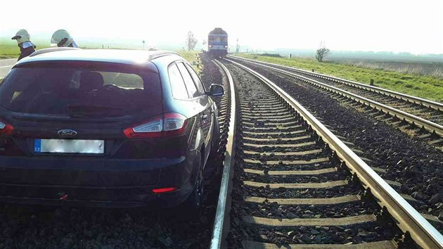 Hasii museli ve stedu rno mezi Vlkoem a Bzencem vythnout auto z kolejit.