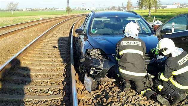 Hasii museli ve stedu rno mezi Vlkoem a Bzencem vythnout auto z kolejit.