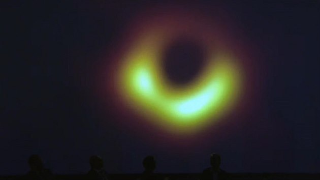 Vědci ukázali první snímek černé díry. Využili teleskop velikosti Země (10. duben 2019)
